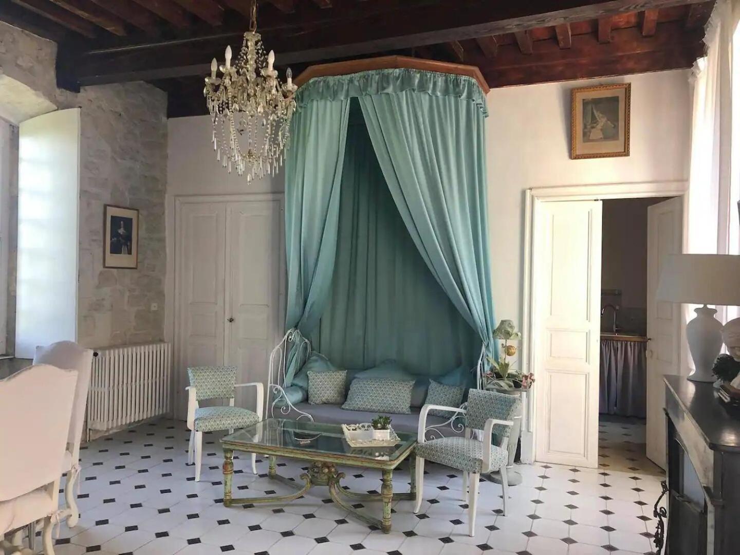Appartement Spacieux Avec Deux Chambres Au Chateau Valence  Exterior photo